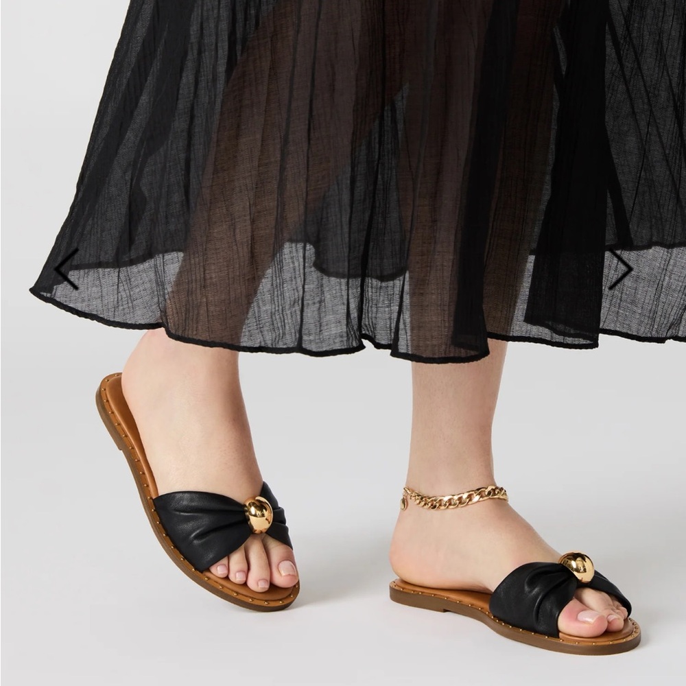 Steve Madden Black Sandals with Gold Detail (Dipsy black leather)